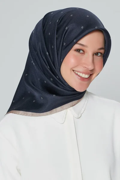 Armine Nostalji Serisi İpek Sura Eşarp 8259DS-09, lacivert renkli, beyaz ve bej desenli, saf ipek