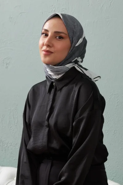 İpekhan Etnik Desen Gri Eşarp modeli ve deseni yakın çekim