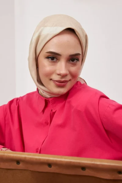 İpekhan Etnik Desen Serisi Krem Pamuk Viskon Eşarp şık bir kadın üzerinde