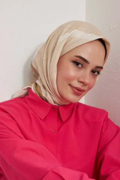 Yakın çekim İpekhan Krem Pamuk Viskon Eşarp deseni