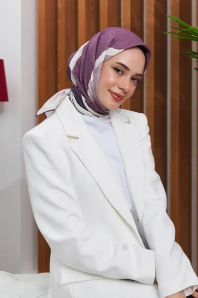 İpekhan Etnik Desen Mor Pamuk Viskon Eşarp takan modelin yakın çekim yüzü