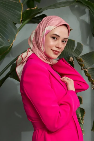 İpekhan Etnik Desen Serisi Pudra Pamuk Viskon Eşarp, pembe blazer ceket giyen genç bir kadının üzerinde, zarif duruşuyla