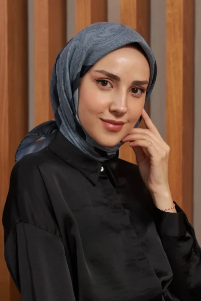 İpekhan Etnik Desen Serisi Siyah Pamuk Viskon Eşarp, zarif bir kadın model üzerinde