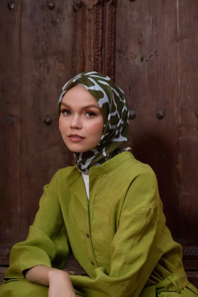 Marrakech Koleksiyon Haki Gri Soft Eşarp, modern desenli, genç kadın model üzerinde