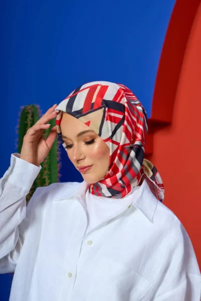 Kırmızı ve siyah desenli Marrakech Koleksiyonu Soft Eşarp detayı