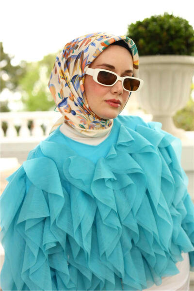 Silk Home Twill İpek Eşarp 11430-20, turkuaz, mavi, yeşil, somon ve hardal renkli floral desenli, şık bir kadın üzerinde