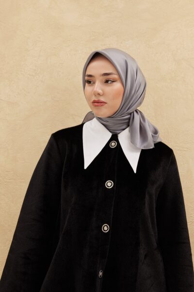 Silk Home parlak gri eşarp takan modelin yakın çekim portresi