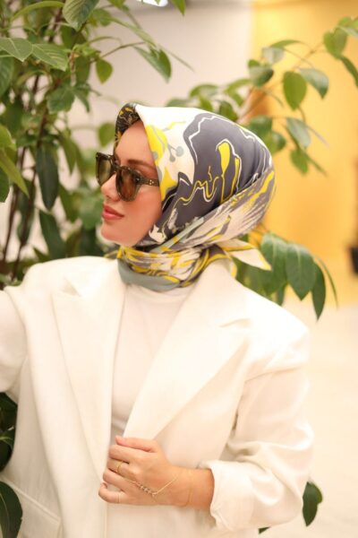 Silk Home Twill İpek Eşarp mint gri sarı desenli, şık bir kadın üzerinde